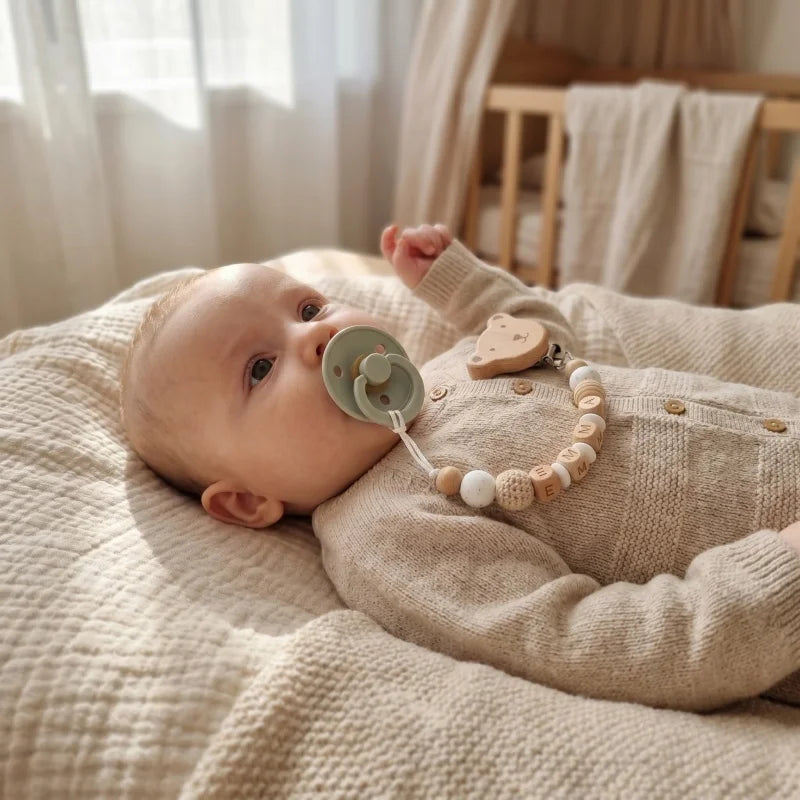מחזיק מוצץ מעוצב עם שם אישי חרוזי סיליקון ועץ