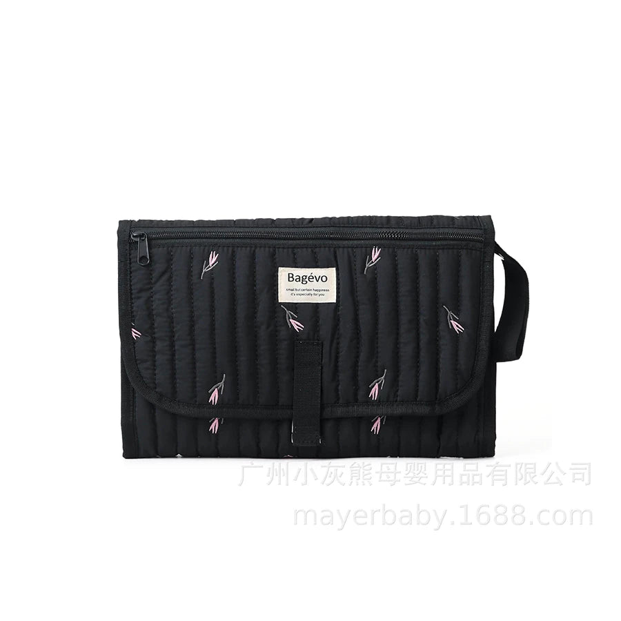 משטח החתלה נייד לתינוק עמיד למים עם נרתיק אחסון