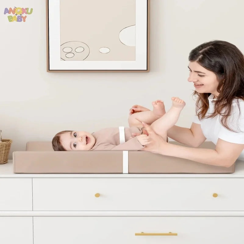 משטח החתלה אורתופדי עמיד למים לתינוק עם חגורת בטיחות