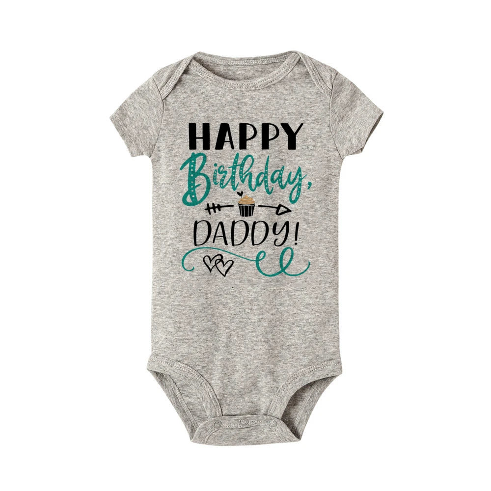 בגד גוף לתינוק Happy Birthday Daddy בעיצוב חגיגי