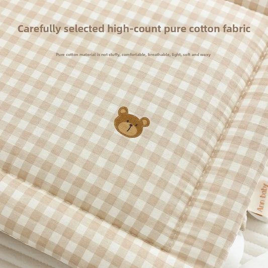 Soft beige gingham crib bumper with a cute embroidered bear, made from pure cotton.